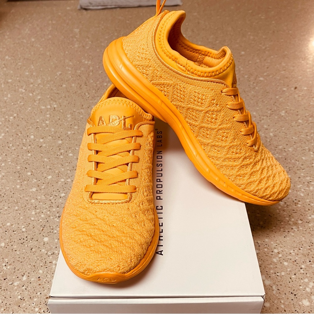 New In Box Women’s APL Athletic Propulsion Labs TechLoom Phantom Size 6 in Mango